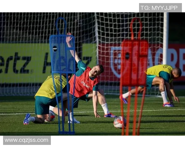 足球之脚:从力量到技巧解读球员足下风采与背后训练秘诀 足球之脚:从力量到技巧解读球员足下风采与背后训练秘诀